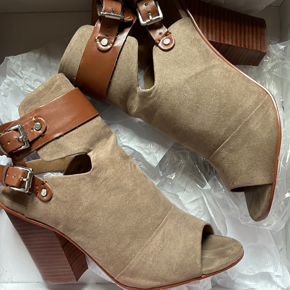 Taupe open toe sandal.